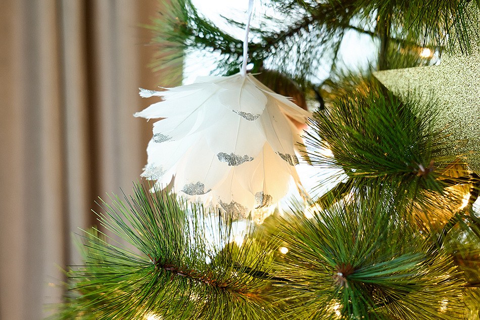 Weihnachtsschmuck aus Federn, durchschnittlich. 12 cm, Weiß