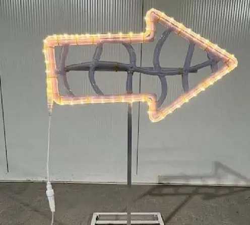 2D LED světelná šipka, 62 × 99 × 36 cm, 230 V, 6,8 W, 2,4 kg, stojící