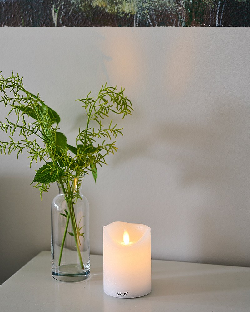 Dobíjecí voskové LED svíčka Sara, bílá, 7,5 x 10,5 cm