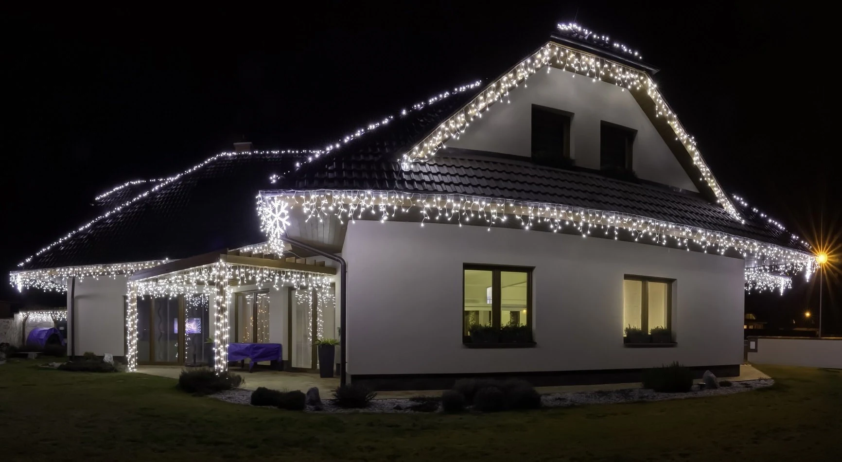 Vánoční osvětlení na dům: tipy, inspirace a sady skladem