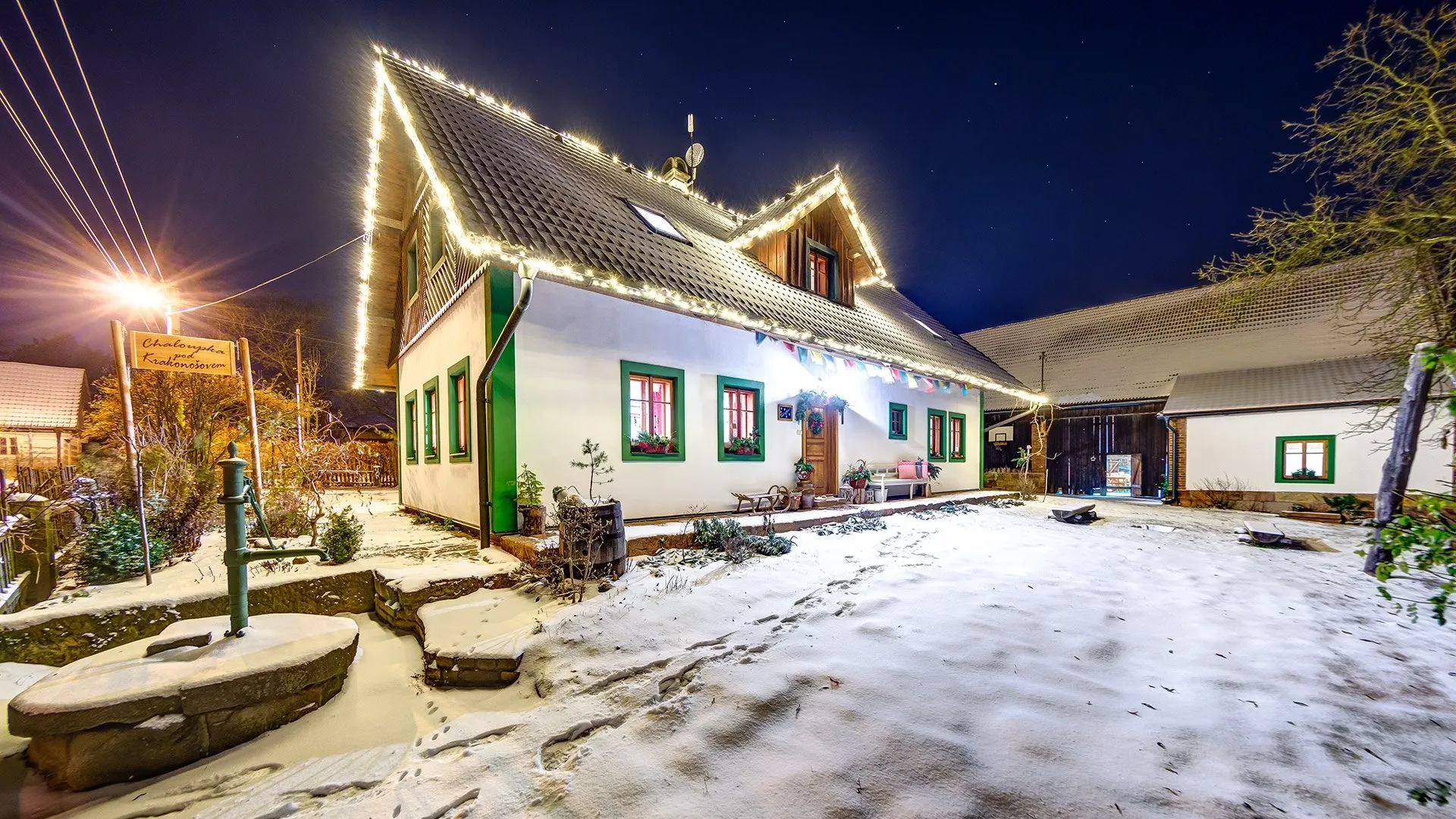 Rodinný dům se světelnými krápníky na střeše
