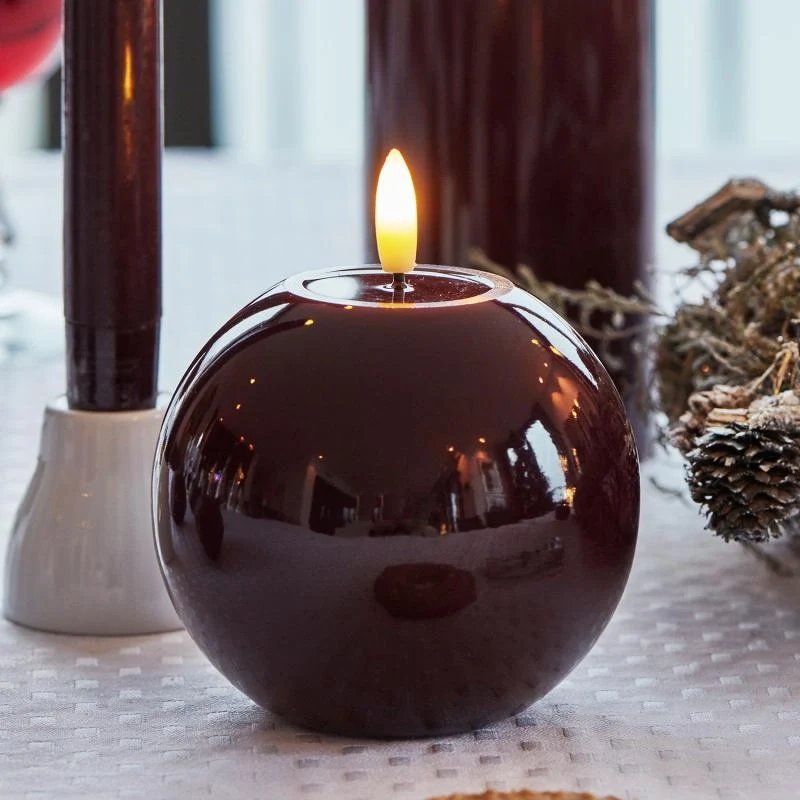 _Staženo Vosková LED svíčka Sille Bordeaux, kulatá, 9 cm, vínová, prům. 10 cm