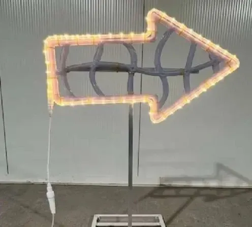 Easy Fix 2D LED světelná šipka, 62 × 99 × 36 cm, stojící, hliník