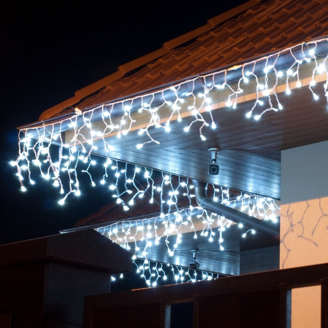 Easy Fix venkovní LED rampouchy, světelné, FLASH, 300 × 50 cm, ledově bílá, 114 diod, IP67, bílý kabel, propojitelné