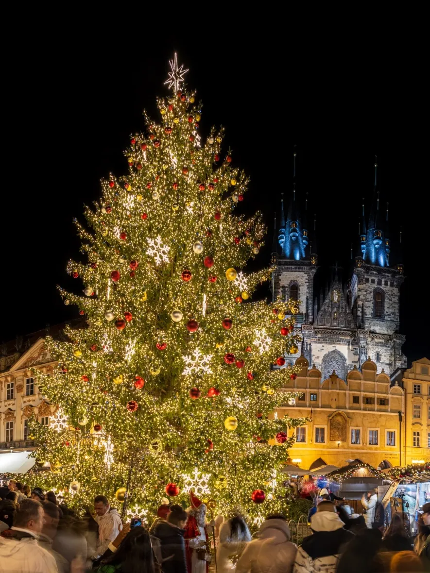 Vánoční strom na Staroměstském náměstí v Praze se špicí, řetězy a vločkami DECOLED