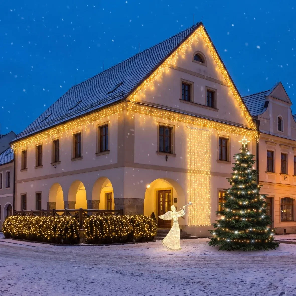 Vánoční sada pro hotely Třpytivá fasáda a závěs, strom 3–5 m Flash, 16× krápníky 3 m Flash, 3D LED anděl 122 cm, teplá bílá s Flash
