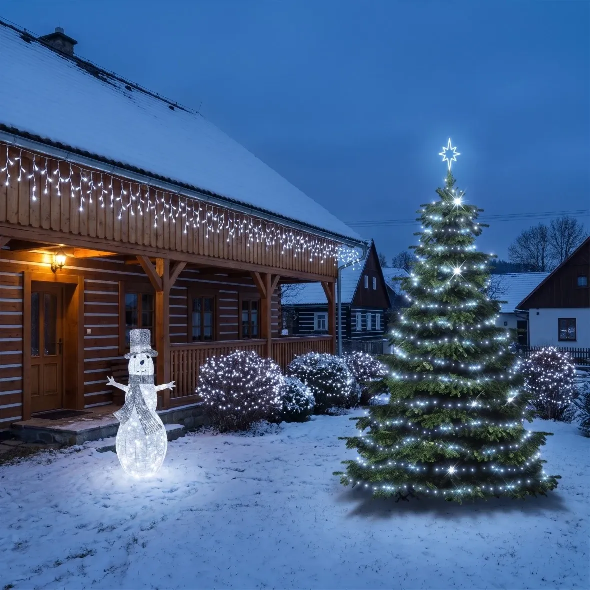 Vánoční sada pro hotely Ledová velká fasáda, strom 6–8 m Flash, 16× krápníky 3 m, 5× řetěz 20 m, 3D LED sněhulák 107 cm, ledová bílá