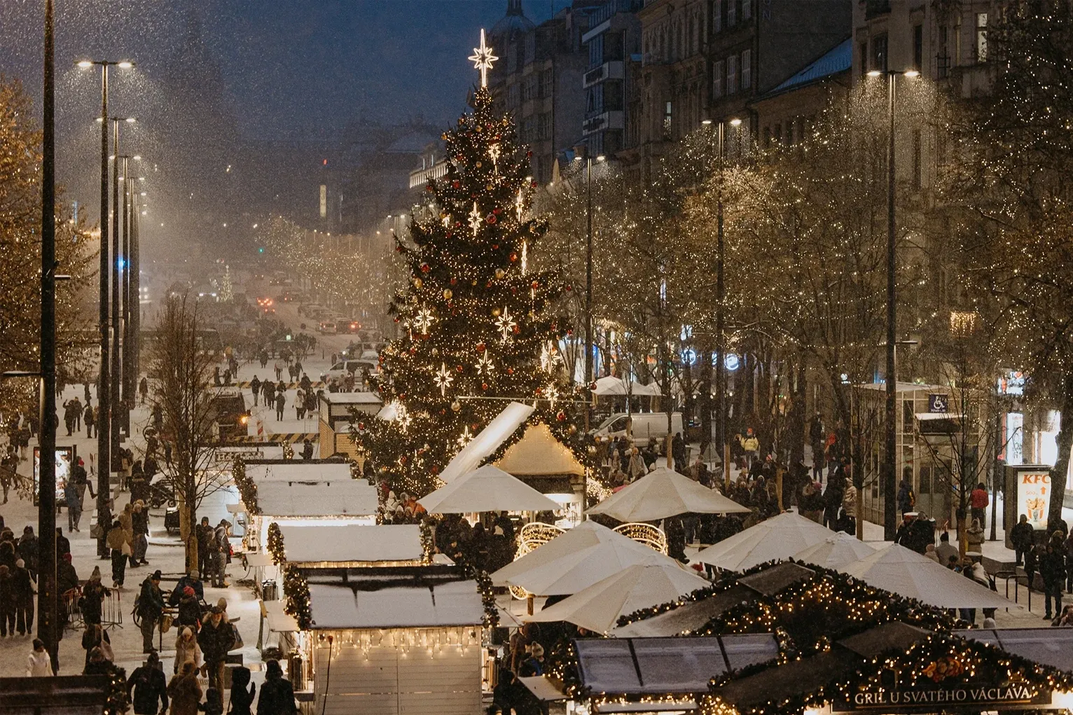 Vánoční trh na náměstí se stromem a světelnou výzdobou