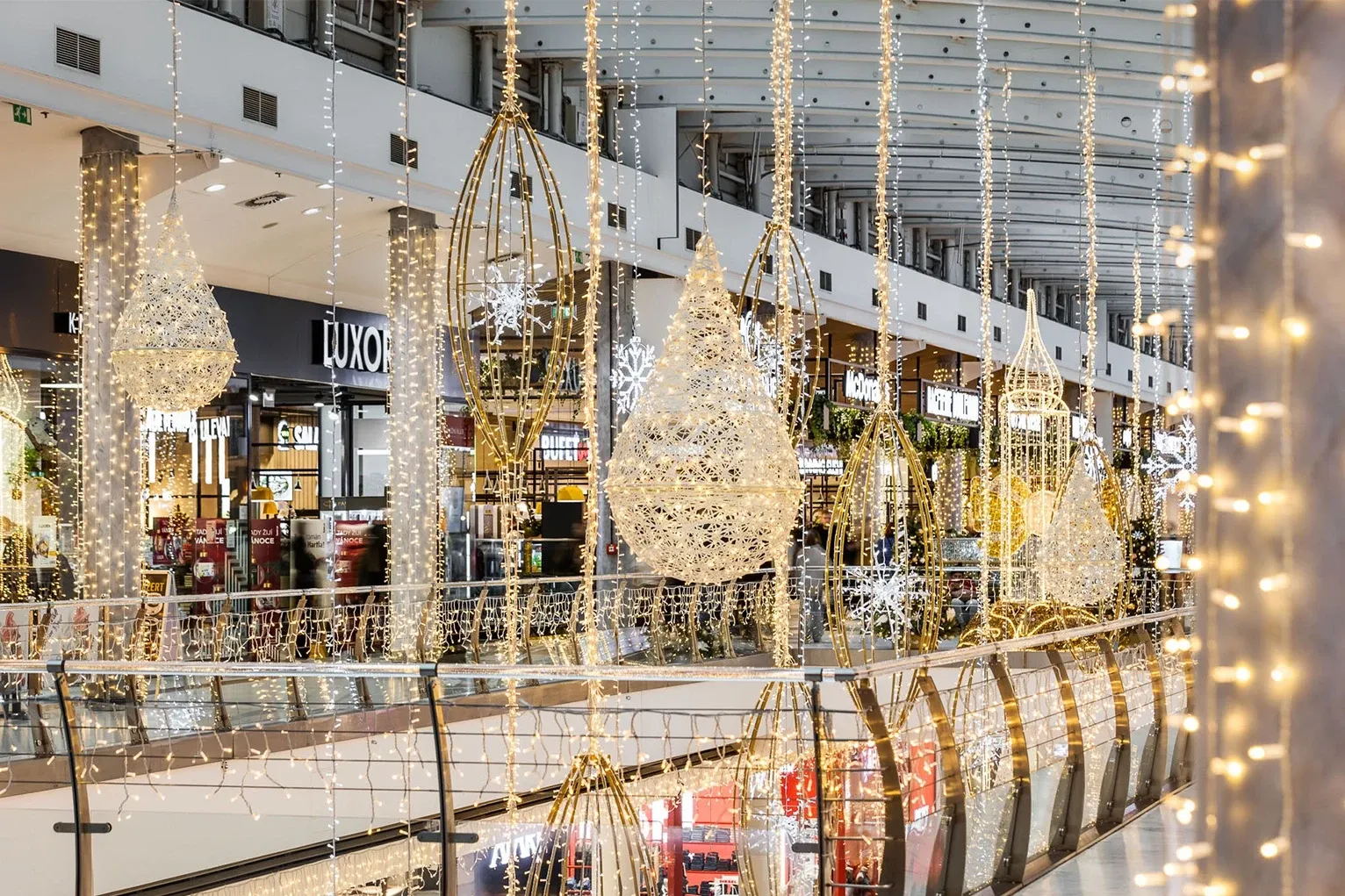 Obchodní centrum se světelnými dekoracemi a řetězy